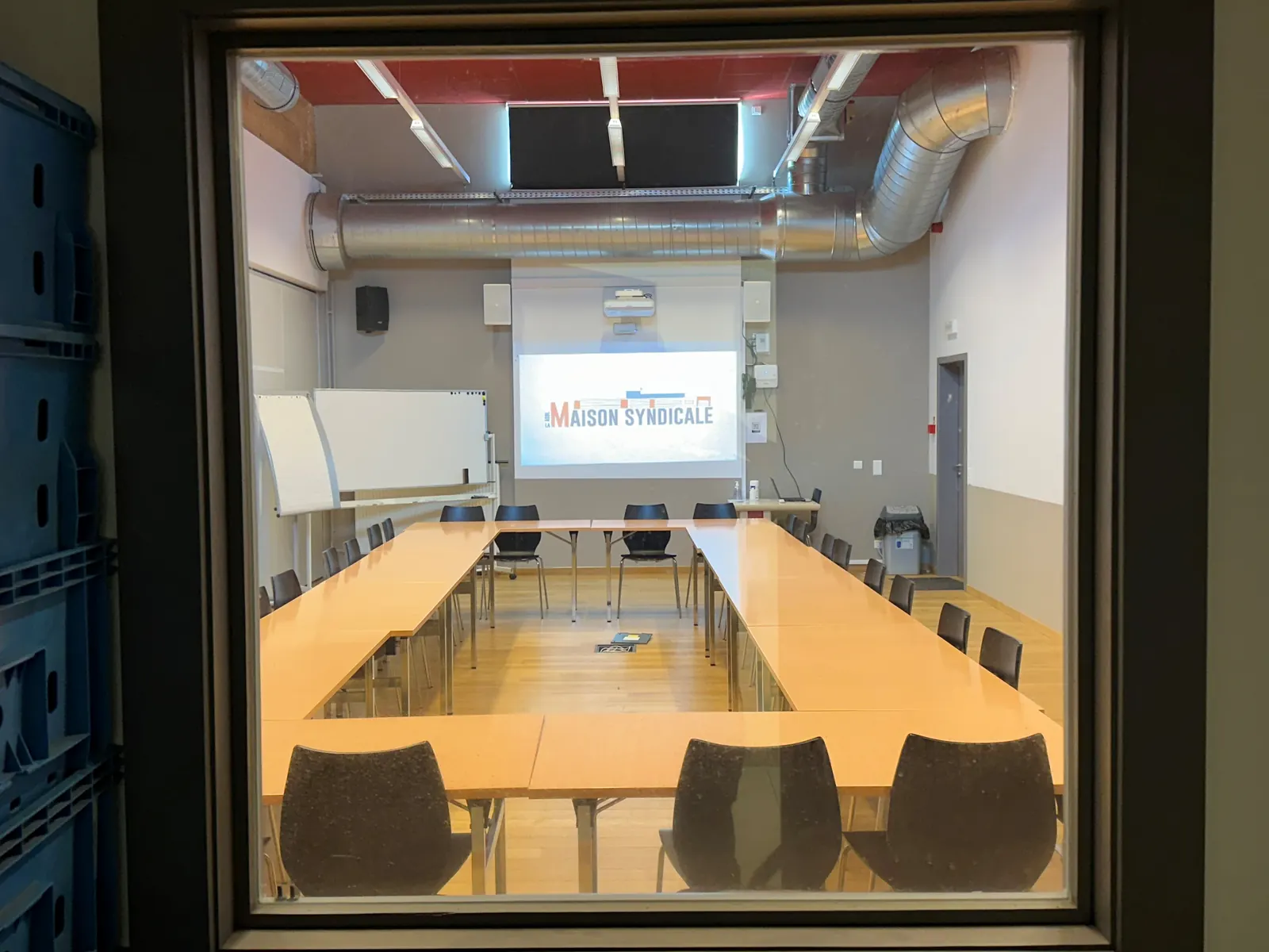 Vue de la petite salle depuis la vitre du local traducteur.