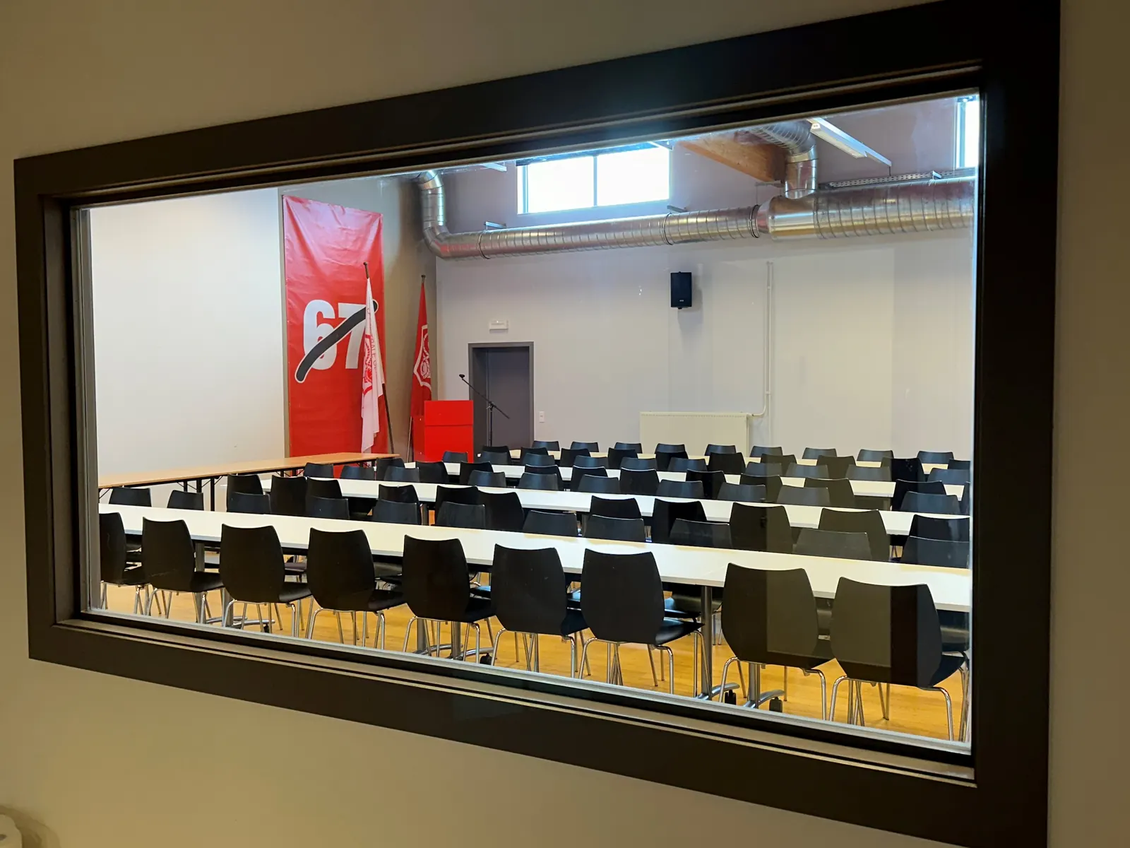 Vue de la grande salle depuis la vitre du local traducteur.