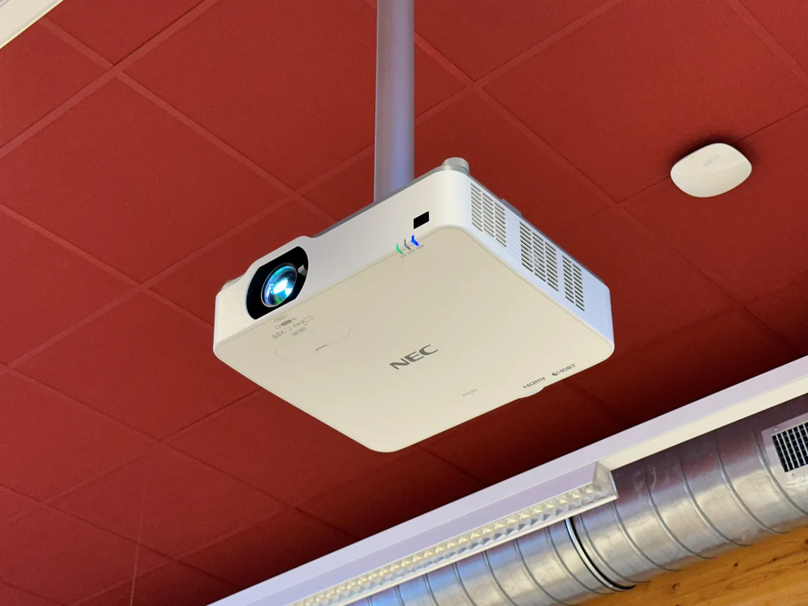 Vidéo-projecteur fixé au plafond de la grande salle.