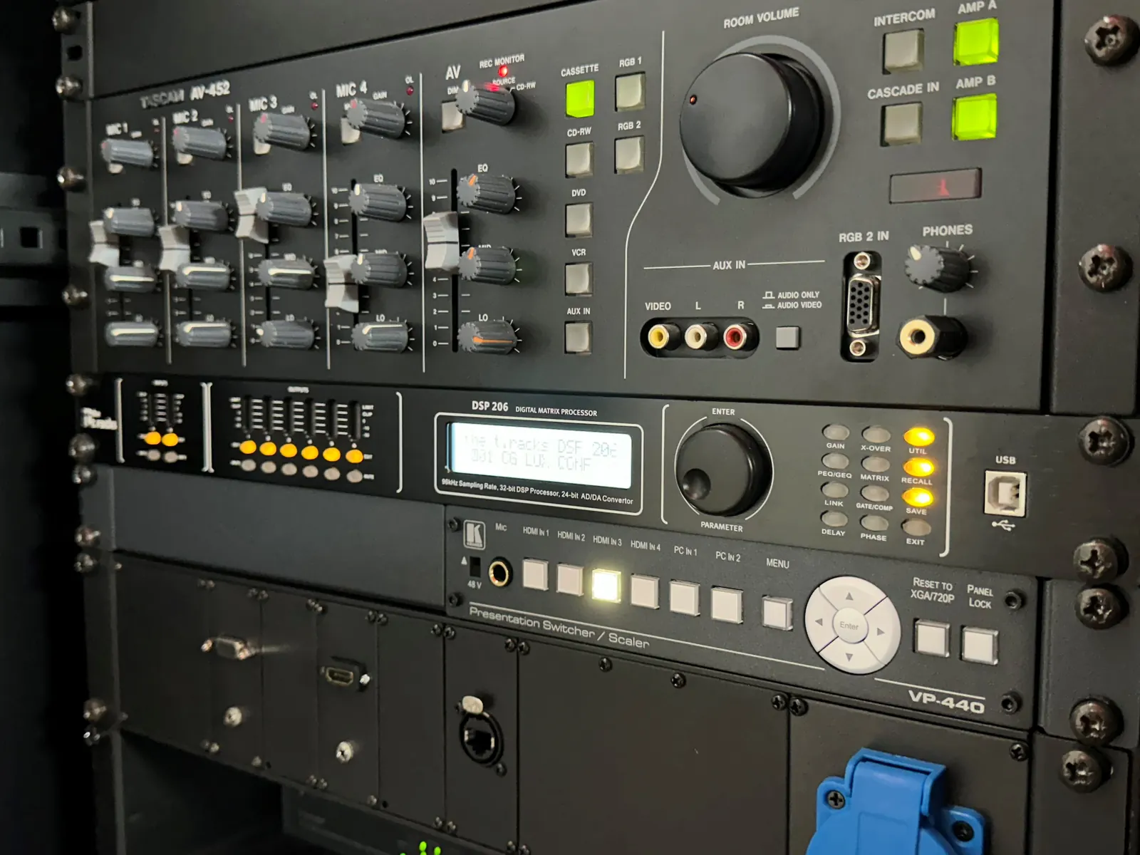 Rack de sonorisation avec table de mixage et amplificateurs.
