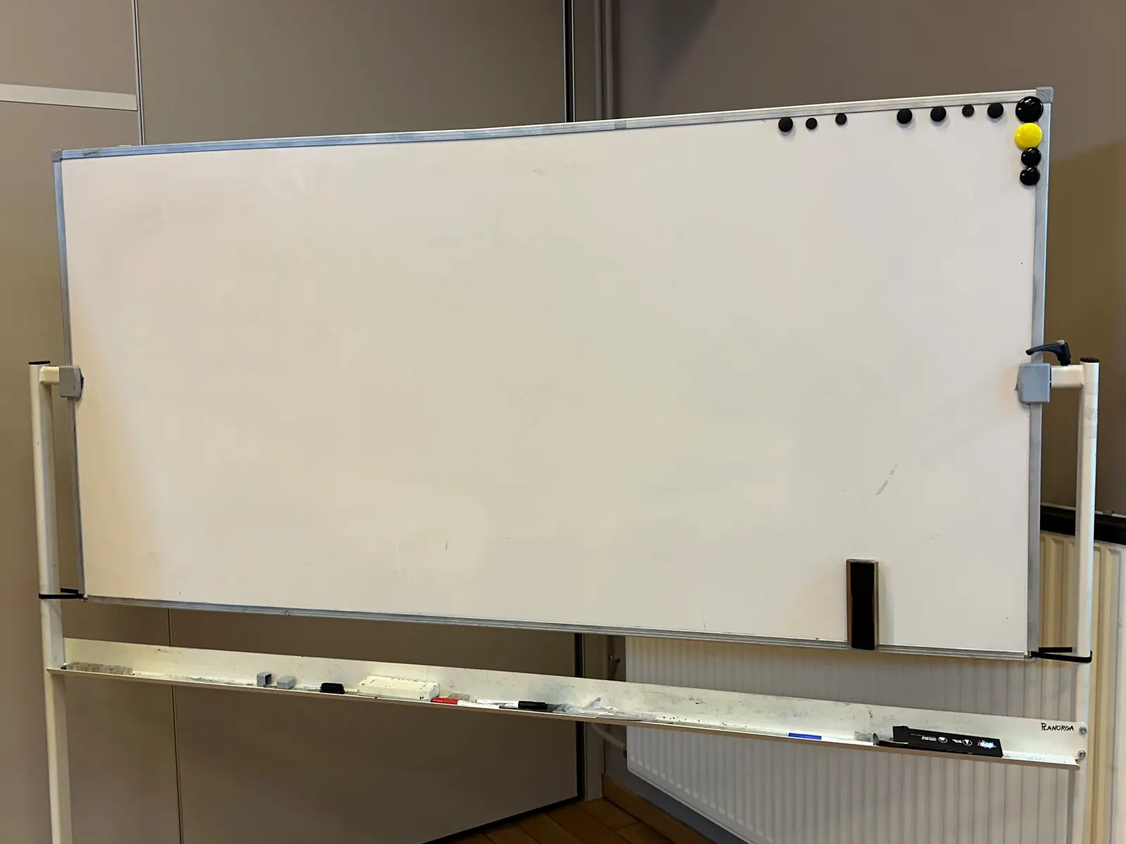 Tableau blanc mobile sur roulettes avec marqueurs.